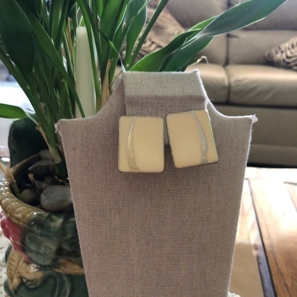 Vintage Clip On Earrings - Picture 1 of 3